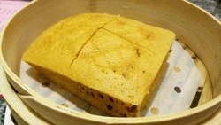 看上去很沉的样子，其实是膨胀的很轻，而且底还黏在纸上了，味道是不错，微甜。