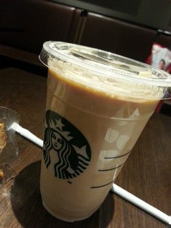 超大杯冰拿铁咖啡