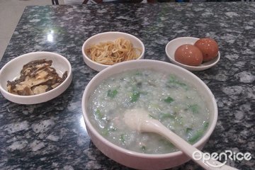 皮蛋瘦肉粥搭配美味小菜