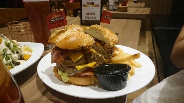 经典双层牛肉汉堡
