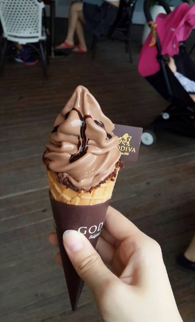 黑巧克力软冰激凌