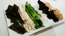蔬菜拼盘，各种都来点，蛮新鲜的蔬菜，鱼豆腐好吃！