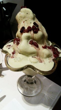 他家甜品好赞！！！超级浓郁的抹茶冰沙，因为没掺杂冰沙稀释，所以吃到的都是实在的口感！！！但是有点容易化，不过这样正好不会很冰，一口接一口都没事。