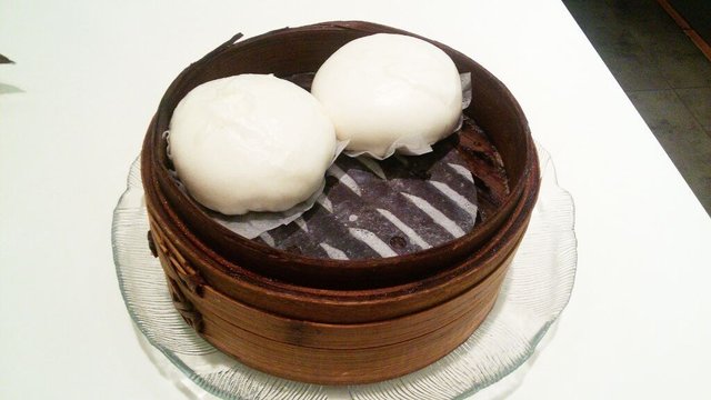 没想到台湾饭店的菜单居然能看到这种点心，当然要尝一尝。小小的两个，面皮很软，淡淡的奶味，一口下去爆浆咸香的内陷，很不错。