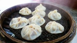 现包现做等半天，吃不惯内陷，蘸料也不咋地。除了内馅外，这个汤包是赞的，汤汁全包在里面了，而且皮子有劲～