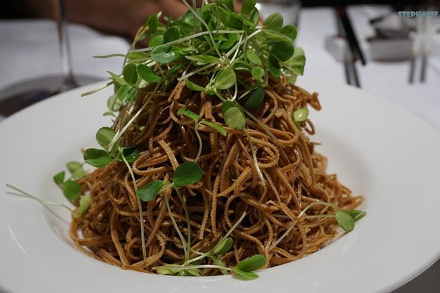 香椿苗拌黑豆腐丝