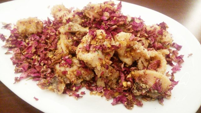 听着名字不知道是什么，在菜单上好像也没见过这个菜。菜上来一看是玫瑰花油炸鱿鱼圈，份量很足，因为花香味中和了油炸的油腻口感，反而变得清爽了，蒜味也很小，吃完是有点～看我吃的干净就知道我多爱吃