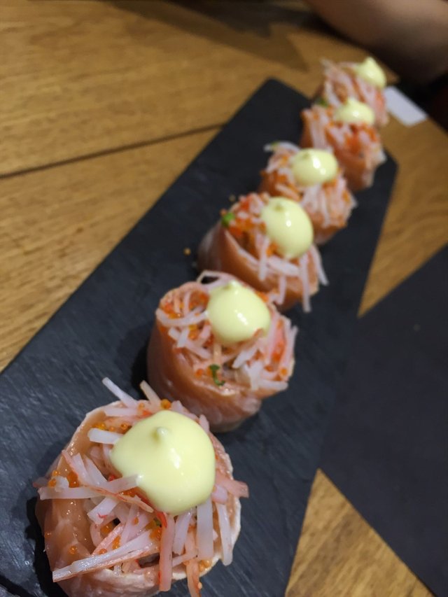 蟹肉三文鱼彩虹卷