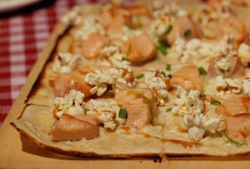 爆米花三文鱼薄饼