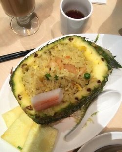 波罗海鲜炒饭