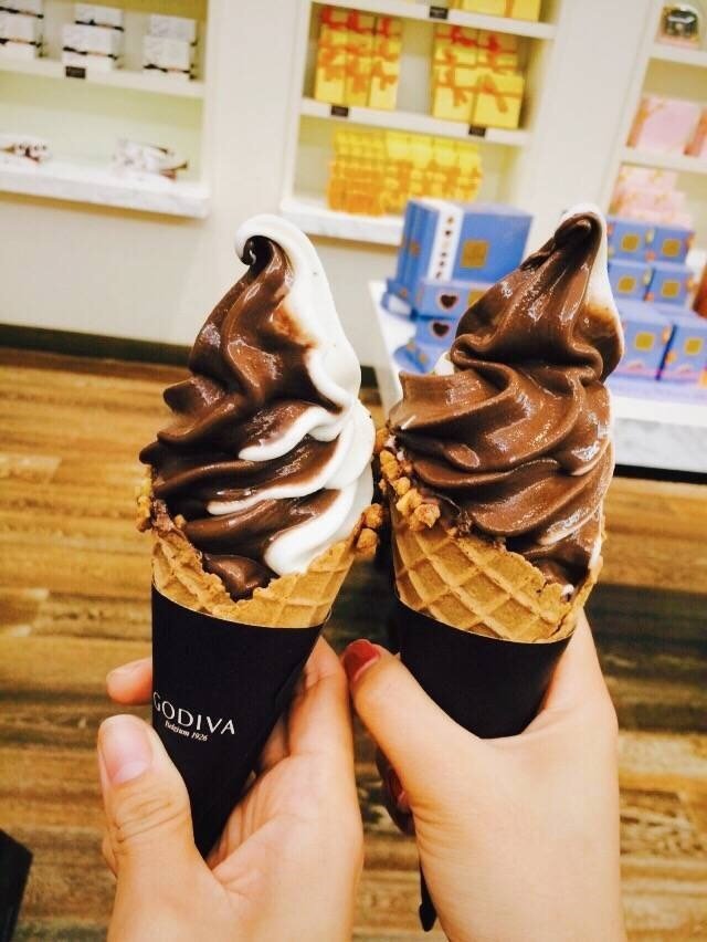 黑巧克力软冰激凌