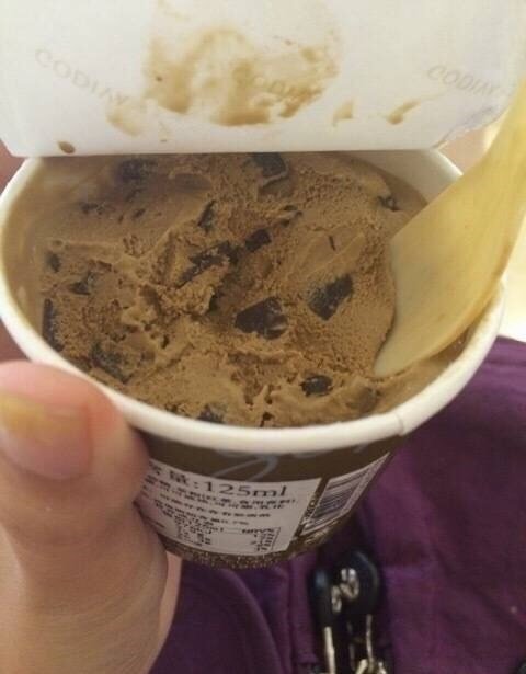 黑巧克力软冰激凌