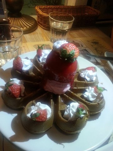 草莓冰淇淋松饼