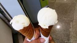 挖冰淇淋的妹纸给我挖了很大两个～味道不是一直吃的那种奶味很浓的，有点怪怪的说不上来，不过还蛮好吃，脆皮是焦焦的略苦。