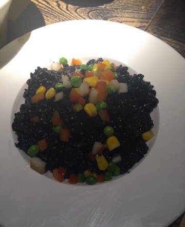 五彩斑斓墨鱼汁炒饭