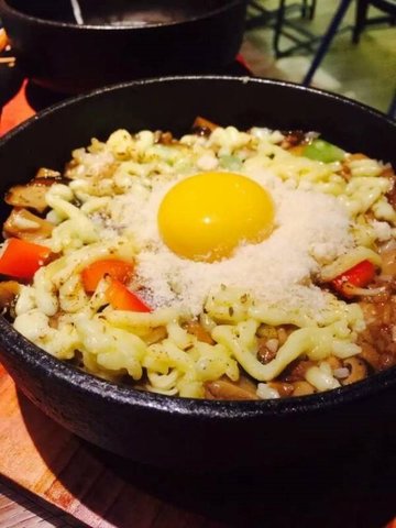 牛肉菌菇石锅饭