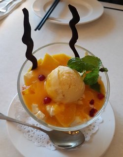 芒果奶酪冻配芒果冰淇淋