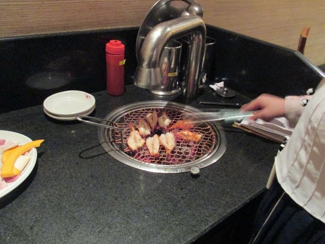 烤肉有专人烤焦。