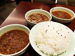 各种味道来一碟，都很下饭，个人喜欢吃菌菇肉燥酱～