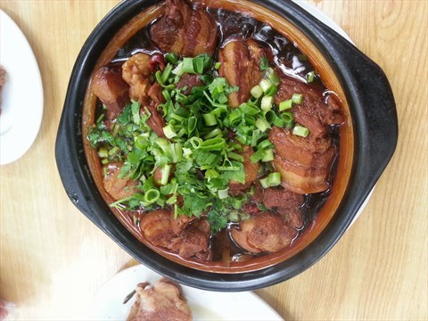 坛肉米饭之坛肉 谈固大街的阿秀砂锅蒸菜)