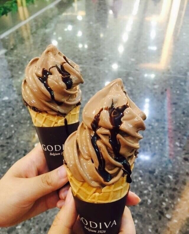 黑巧克力软冰激凌