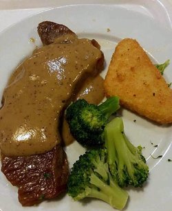 西冷牛排配黑椒汁