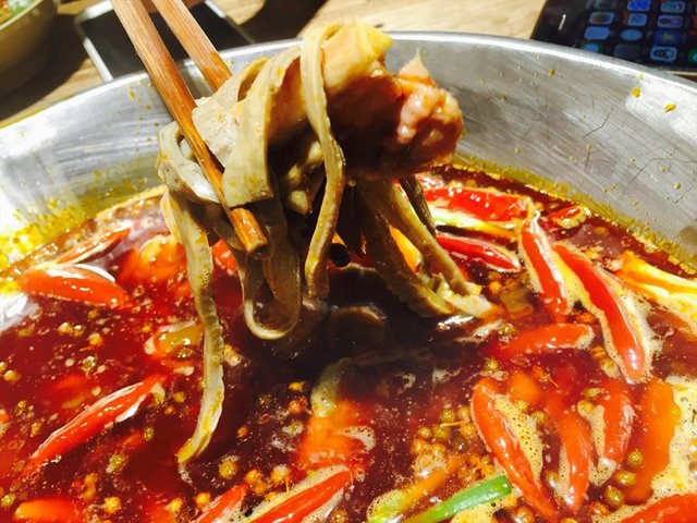 牛排锅底,新品,看着名字感觉还不错,再点了一些自己喜欢的【千丝肚】、【牛杂】、一起煮锅底,