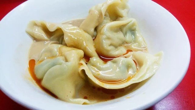 这回我聪明了，点了五个～不过他家馄饨个头都是陷多皮厚的，五个馄饨加炸猪排吃下去绝对色色一一的，花生酱汁是超多超浓郁，怎么吃都不腻！