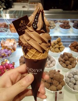 黑巧克力软冰激凌