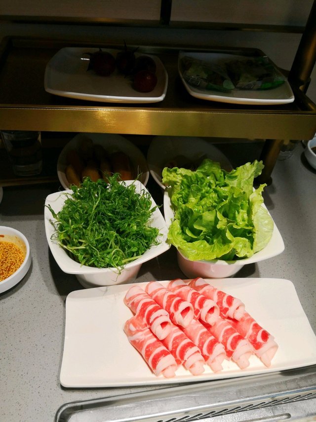 紐西蘭羊肉片，豆苖及生菜