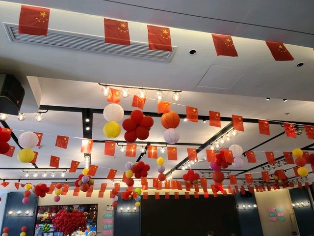 下星期國慶，店內已經掛滿國旗