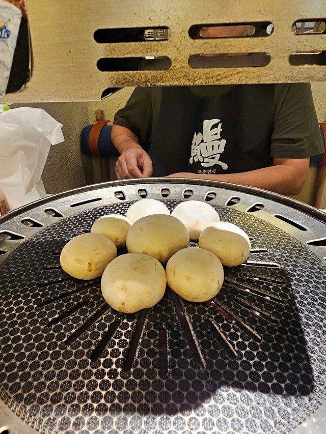 一口磨菇