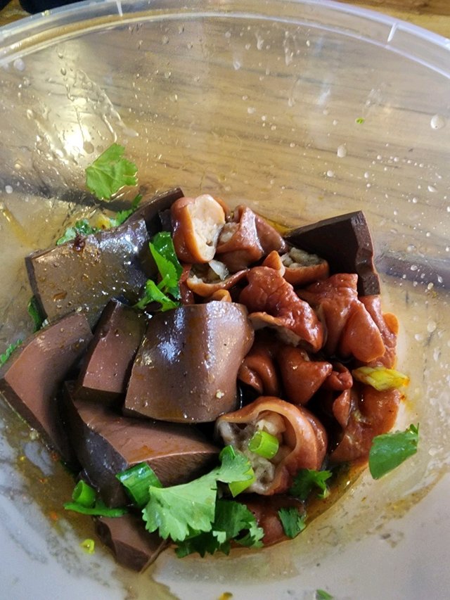 肥腸係5星級又飽滿又乾淨，豬紅真係一夾就散，貨真價實好野黎。