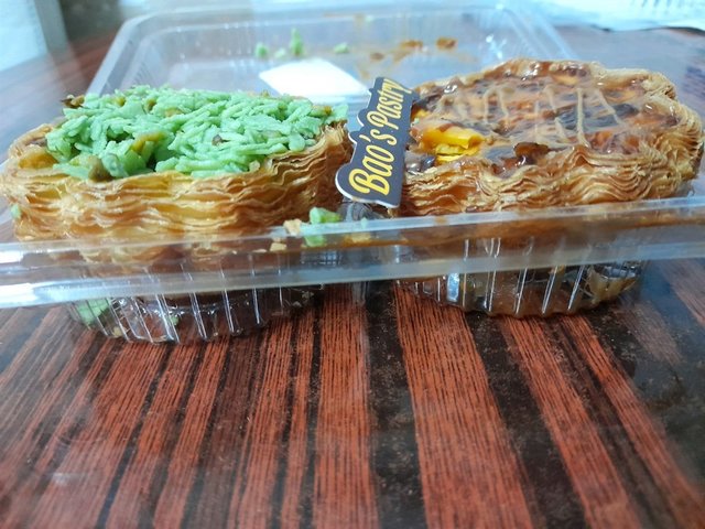 左：開心果味蛋撻， 右：法式可頌焦糖蛋撻