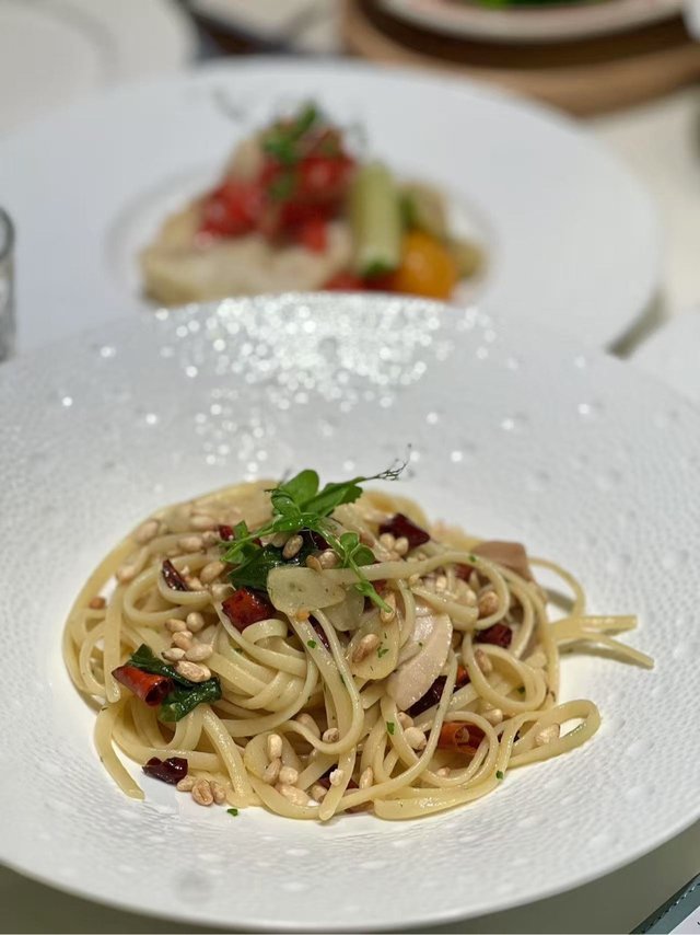 鲜蚬肉松子罗勒蒜香辣扁意粉