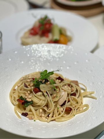鲜蚬肉松子罗勒蒜香辣扁意粉