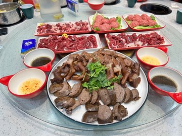 卤水鹅掌翼，鹅肝正到爆，好味潮汕牛肉火锅吊龙