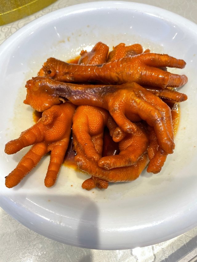雞腳燜得軟腍入味，可惜外形略顯鬆散。對比以往爽口彈牙的質感，如今雖仍入味，但相信問題不在豉油配方，而在烹調手法略有調整。
