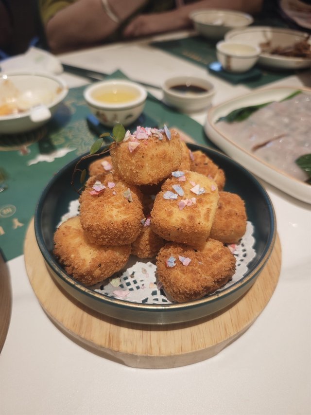 外脆內嫩的代表作！豆腐外皮炸得金黃酥脆，內裡軟滑如水，蘸上蒜蓉辣椒醬，鹹香夠味，作為餐前小食超適合。