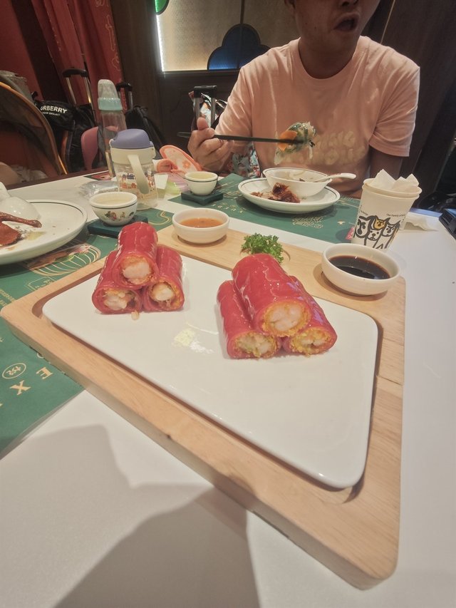 經典茶點的極致演繹！外層紅米腸軟潤彈牙，中間夾著酥脆網皮，內餡是大隻鮮蝦，三層口感層次分明，蘸上花生醬，鹹香鮮甜一口滿足，吃過都話「正」！